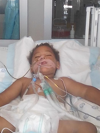 Kleuter wat middel drink in hospitaal