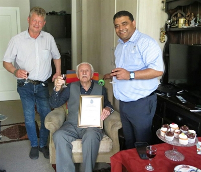 Oom Inus herdenk 100 lewensjare