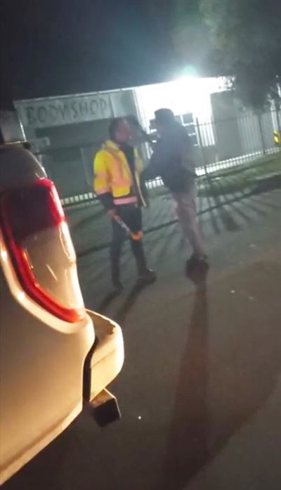 Verkeersbeampte dreig man glo met kapmes