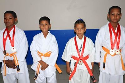 7 Medaljes vir Albertinia-karateka