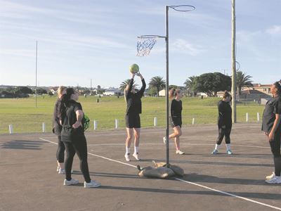 Dames-netbaltoernooi begin