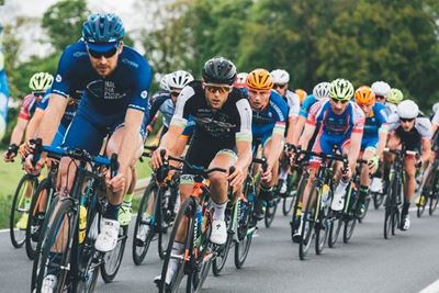 Dik laag konfyt op sportkykers se brood