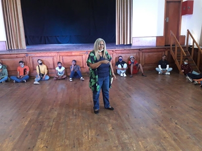 'n Fees van toneelspel op die planke