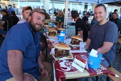 Groot burgers, groot pret by Texas Grill