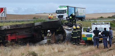 Nog twee sterf ná insleepvoertuig in veld omslaan