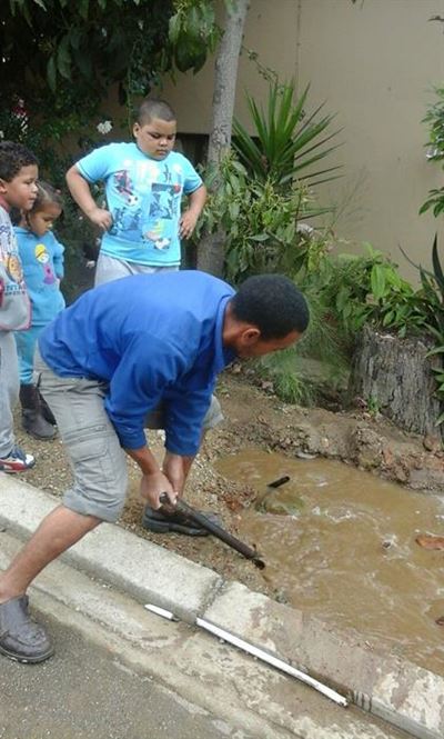 Inwoner spring in na pyp bars