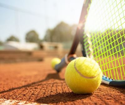 Eden pak OP op tennisbaan