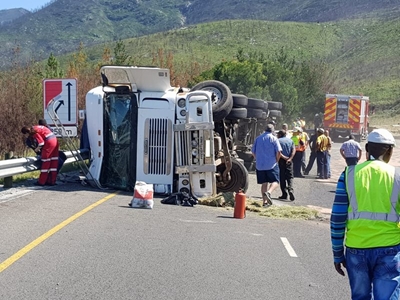 Truck overturns on Outeniqua Pass