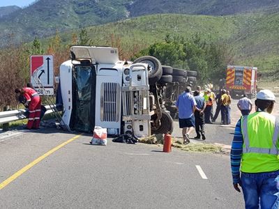 Truck overturns on Outeniqua Pass