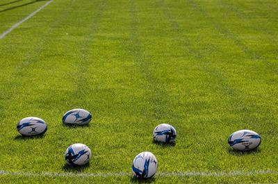 Net twee rugbyspanne speel tuis