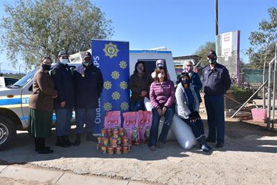 Oudtshoorn-polisie skenk vir Mandeladag