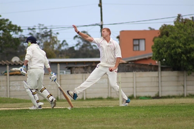 Cavaliers edge Pioneers in Plett