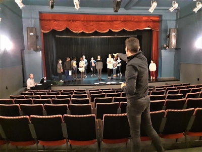 Young actors take us back to Broadway in stage show