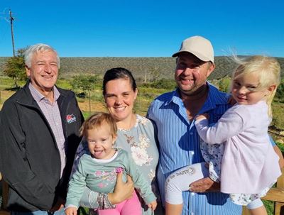 Uniondale breë bors oor jong boer