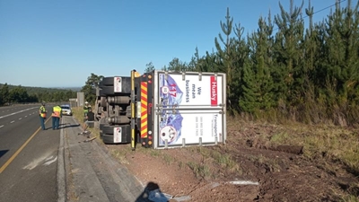 Truck overturns in Outeniqua Pass