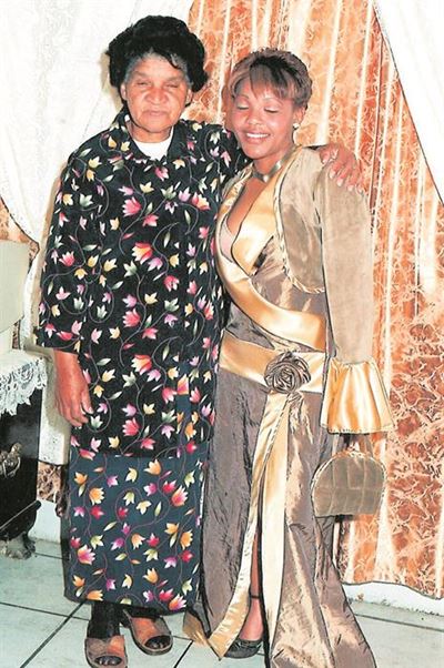 Ouma en kleindogter saam begrawe