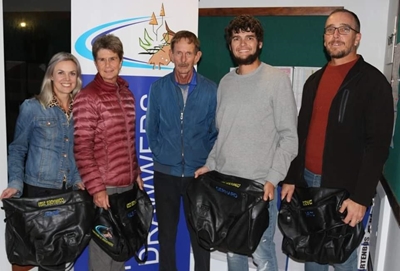 Ses atlete van Drawwers by Comrades marathon