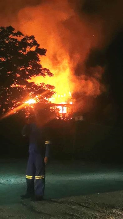 Bejaardes spring dood vry toe huis afbrand