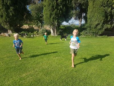 Die Theron-boeties bly besig met inperking-naellope