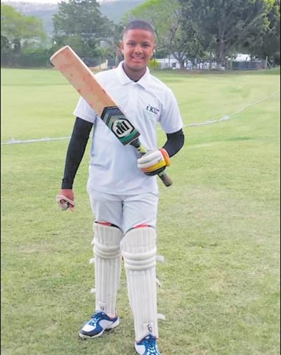 Jong Knysna- krieketster moker 100-tal