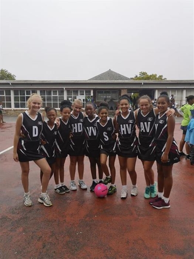 Netbalspelers skitter by toernooi