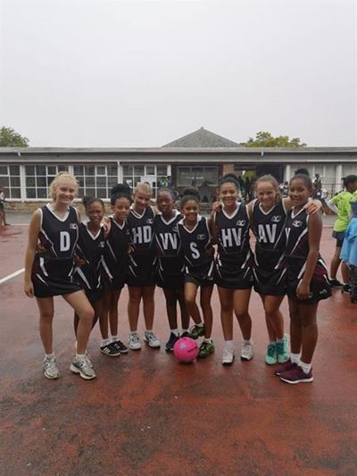 Netbalspelers skitter by toernooi