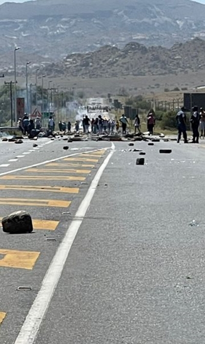 Warning - Cradock rioters block roads 