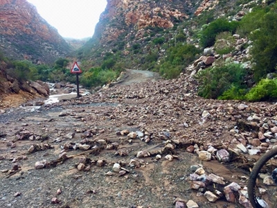 Rockfalls: Swartberg Pass closed