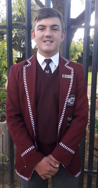 Jong tennisspeler maak skool trots