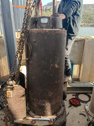 Herstelwerk aan die hoofpomp van die Nqwebadam