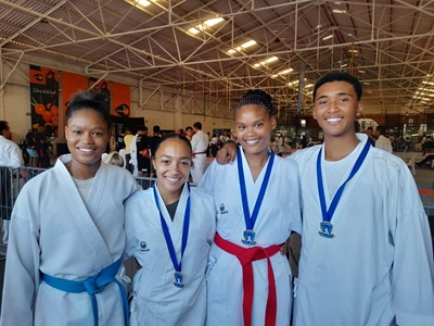 Vier Oudtshoorn-karatekas verower goud