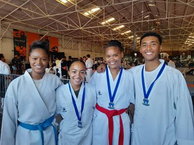 Vier Oudtshoorn-karatekas verower goud