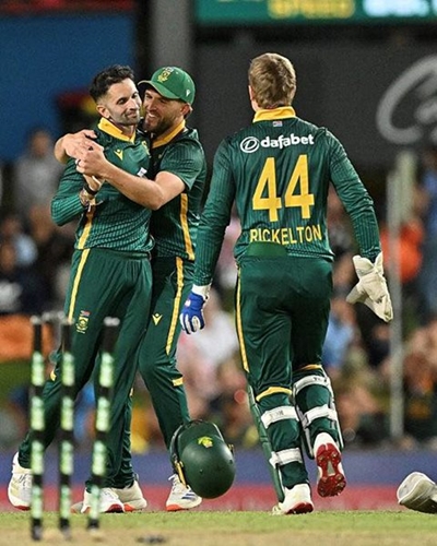 Destructive spinner Maharaj leads Proteas to crushing win over Australia