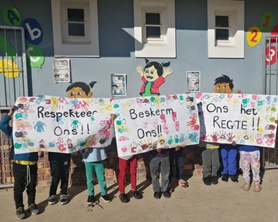 Pacs Laer hou optog in Kinderbeskermingsweek