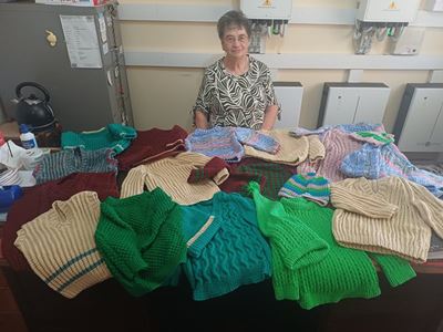 90-jarige Agnes Mouton brei kleurryke truie vir kinders in Burgersdorp