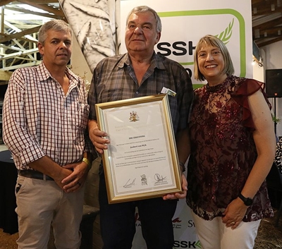 Joubert van Wyk met ere-oorkonde bekroon