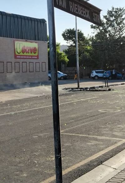 Betogings bring dorp tot stilstand