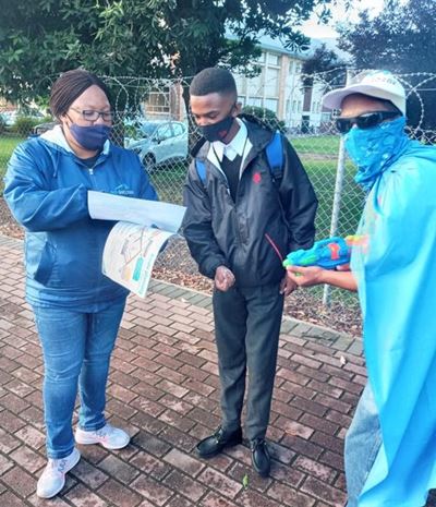 Busdiens leer leerders oor veiligheid op die bus