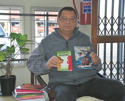 Plaaslike skrywer skenk kinderboeke