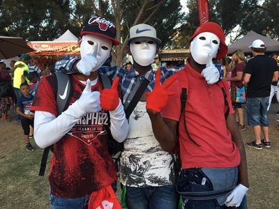 Gemaskerdes laat almal skaterlag