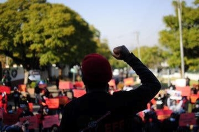 Marikana ‘killers’ cannot claim #BlackLivesMatter, says Malema as EFF kneel