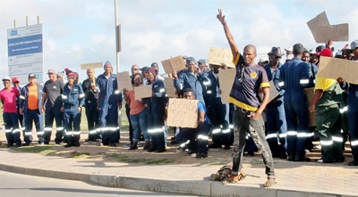 Workers attract minister's attention
