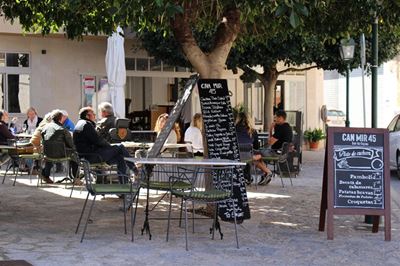 Restaurants: 'Pavement permits' permitted