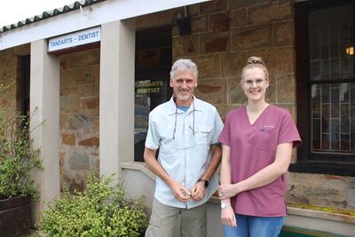 Dr Mouton sluit by dr Lareman aan