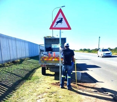 Warning signs for Dana Bay road users