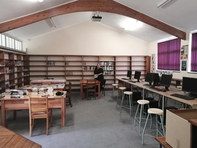 Skoolbiblioteek nou spoggerig
