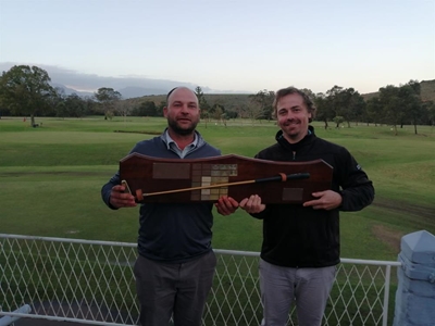 Twee kry trofee