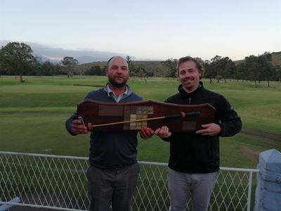 Twee kry trofee
