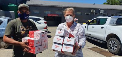 Raadslid staan sy plek vol met skoenprojek