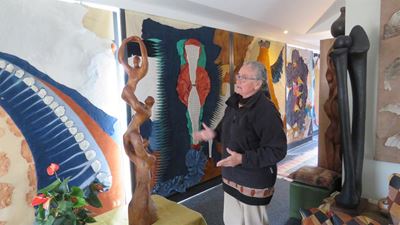 Beatrix Bosch glimlag breed op 80